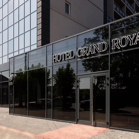 ホテル Grand Royal チェルニウツィー エクステリア 写真