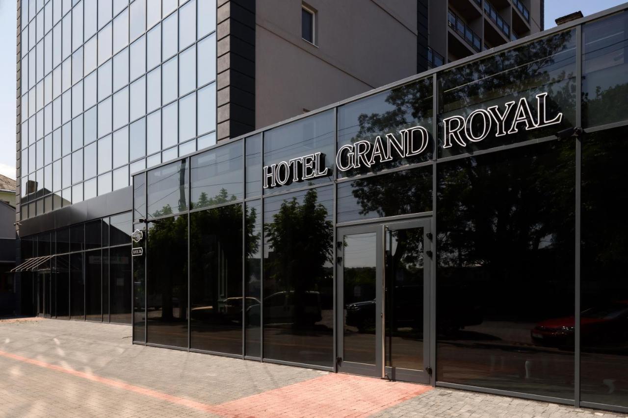 ホテル Grand Royal チェルニウツィー エクステリア 写真