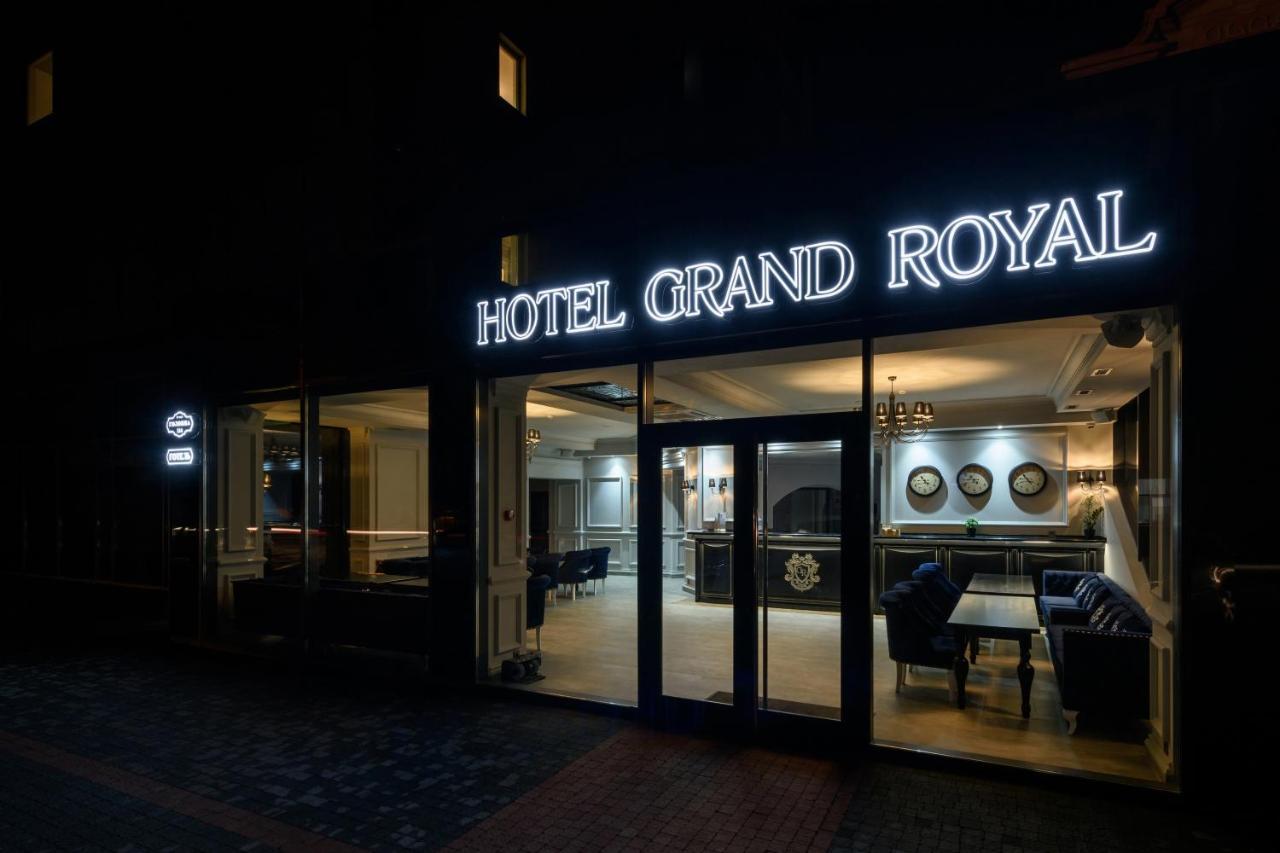 ホテル Grand Royal チェルニウツィー エクステリア 写真