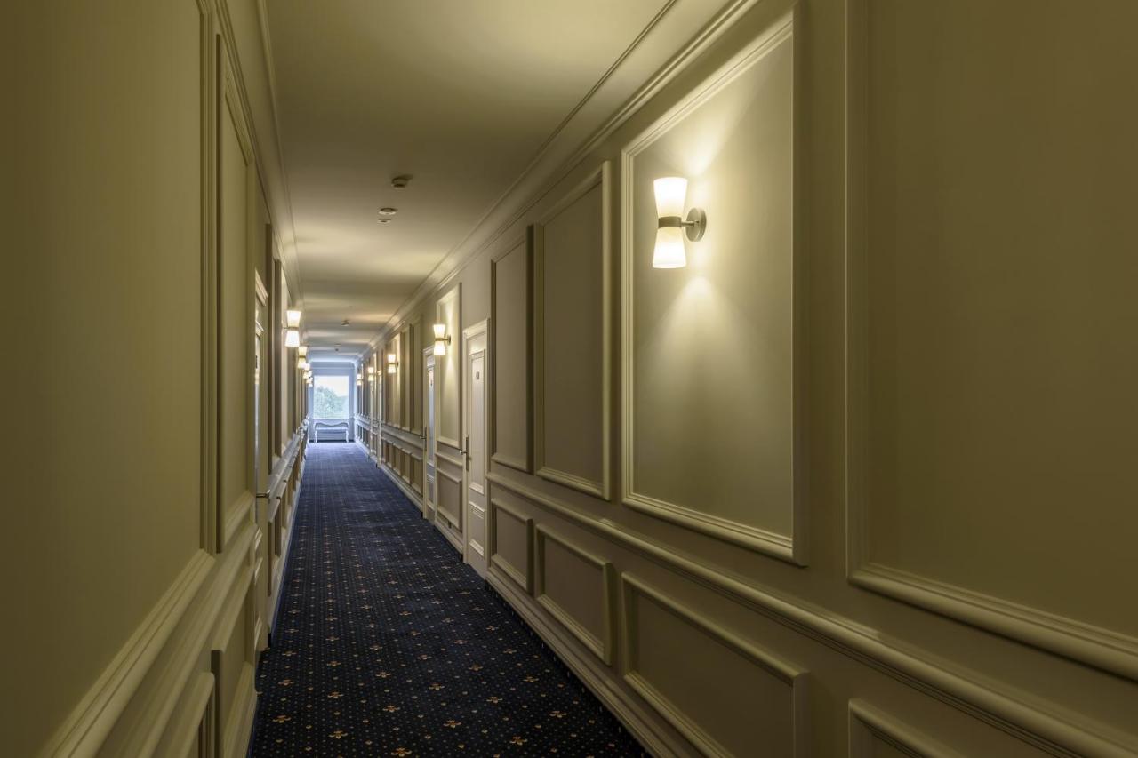 ホテル Grand Royal チェルニウツィー エクステリア 写真