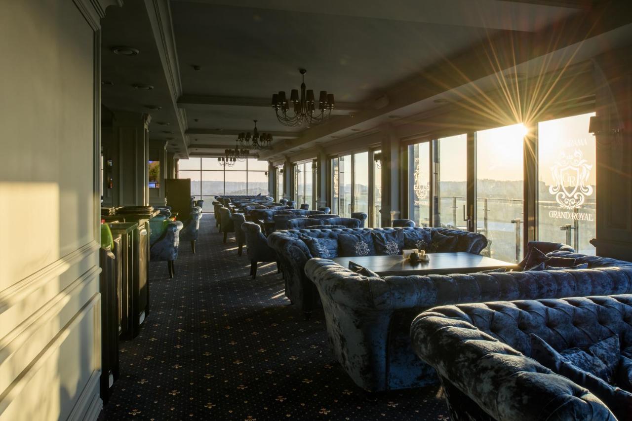 ホテル Grand Royal チェルニウツィー エクステリア 写真