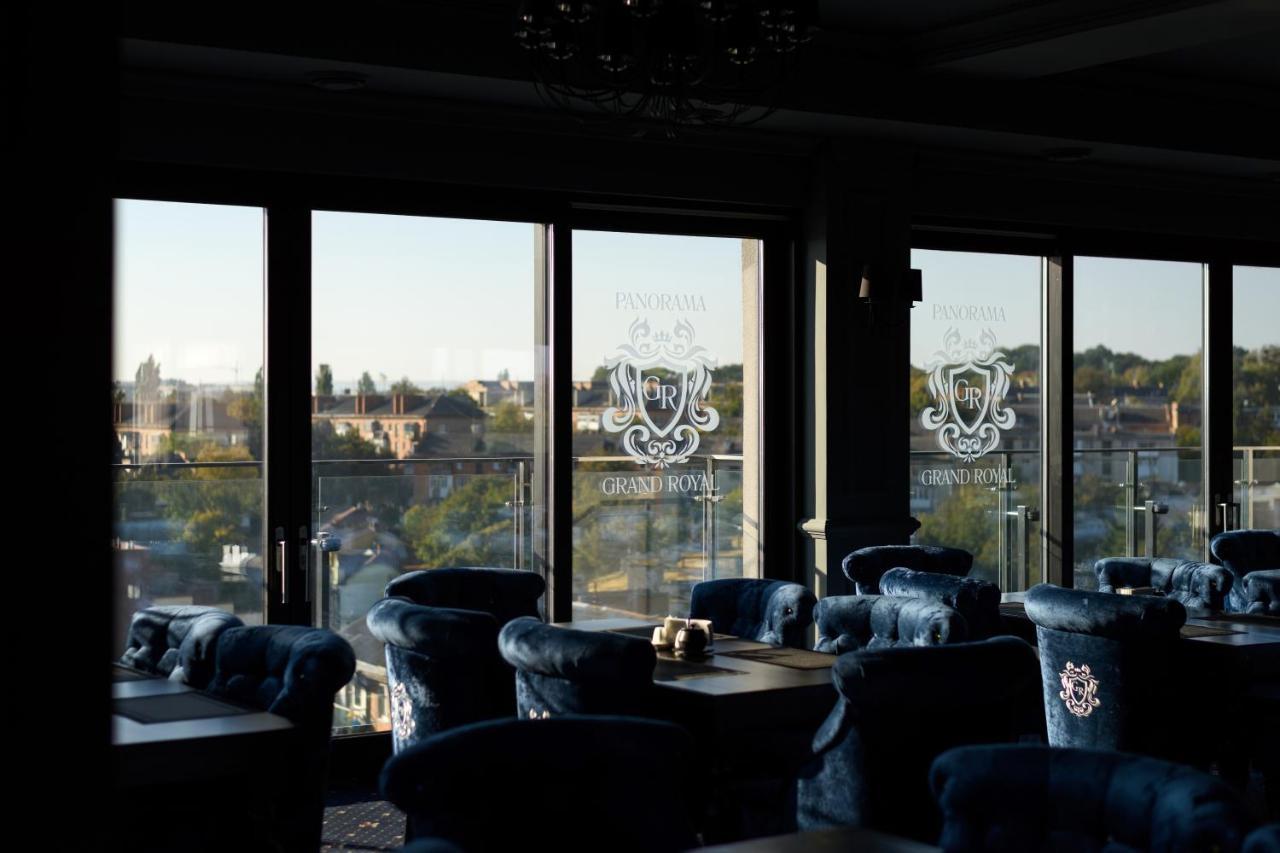 ホテル Grand Royal チェルニウツィー エクステリア 写真