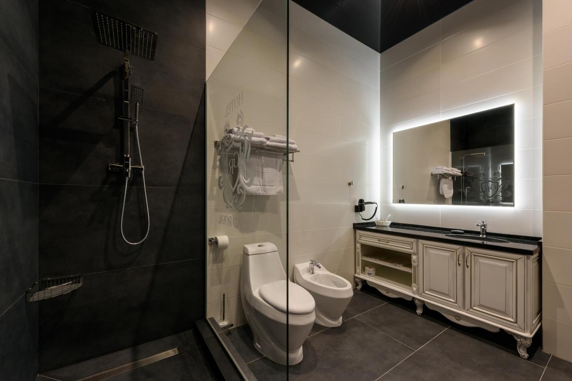 ホテル Grand Royal チェルニウツィー 部屋 写真